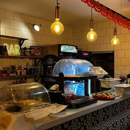 Safestay Presidential Palace Hostel *