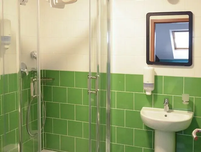 Safestay Presidential Palace Hostel *