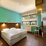 Safestay Presidential Palace אכסניה
